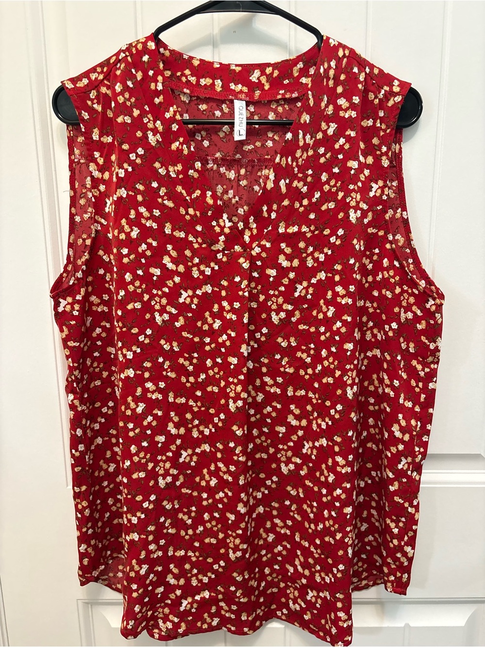 Quezhu Red Floral Sleeveless Vneck blouse. Size Large.